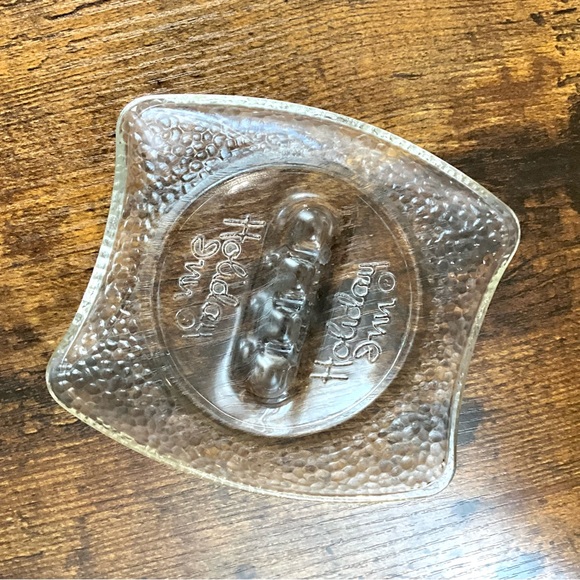 Holiday Inn Vintage 1970s Textured Glass Collectible Ashtray/Dish - Picture 2 of 5